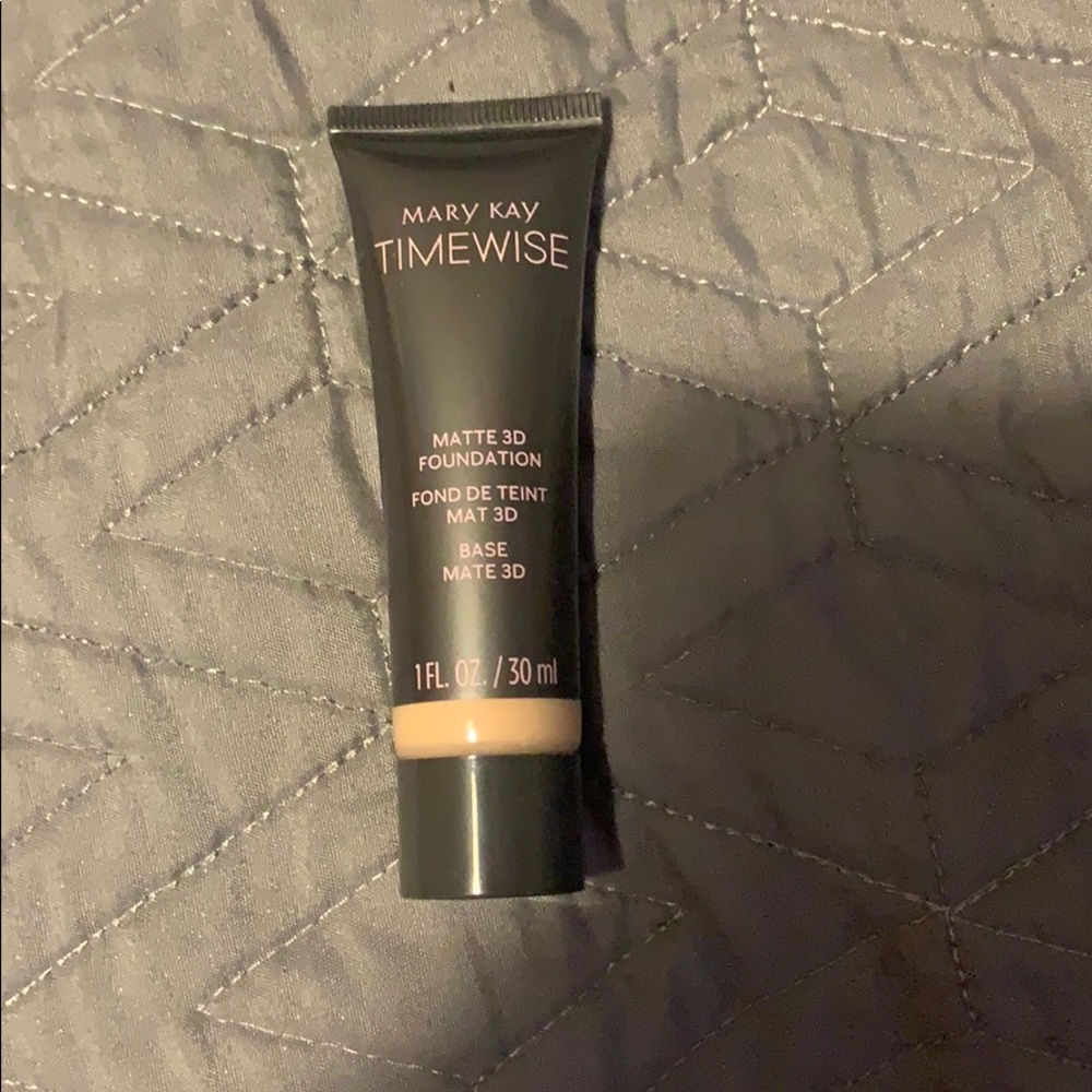 Matte 3D foundation